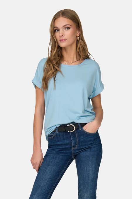 Blauw T-shirt met korte mouwen van ONLY, met opgerolde mouwen en gedragen met een donkere jeans en zwarte riem.