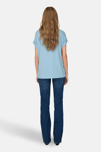 T-shirt bleu à manches courtes d'ONLY, vu de l'arrière, associé à des jeans foncés.