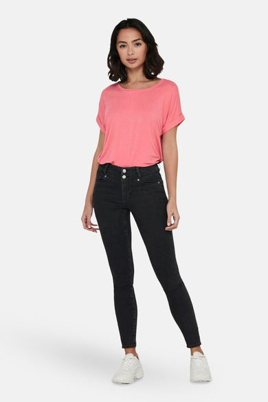 T-shirt rose à manches courtes de ONLY, porté avec un jean noir et des baskets blanches.