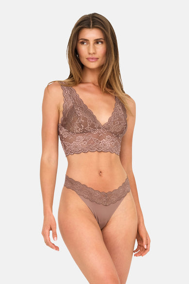 Bruine beha van ONLY®, met bloemenkant en een bijpassende onderbroek, gedragen door een model.
