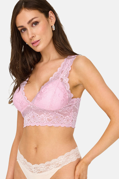 Roze beha van ONLY® met kanten details en een kanten broekje.
