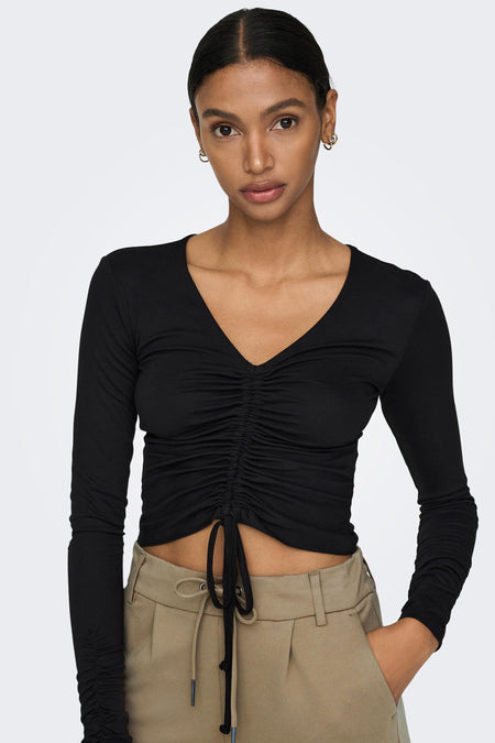 Bruine chino broek van ONLY® met hoge taille, zakken en trekkoord, gedragen met een zwart geruchte crop top.