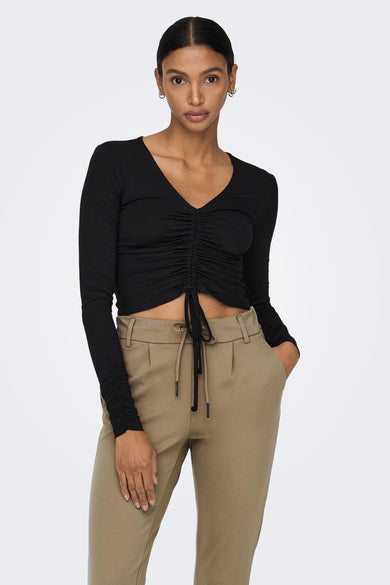 Bruine chino broek van ONLY® met trekkoord taille, strakke pasvorm en zakken, gedragen met zwart geruchte crop top, front view