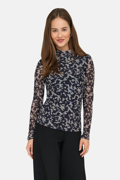 Veste multicolore ONLY, avec un motif abstrait et des manches longues, associée à un pantalon noir.