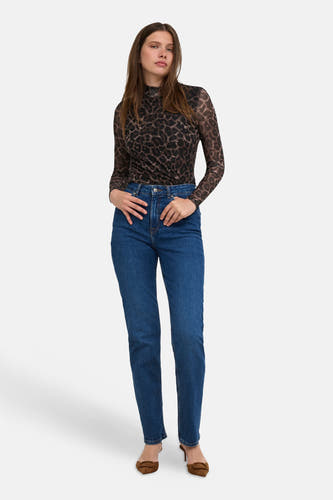 Modèle portant un pull à col roulé ONLY® noir et marron à motif léopard, avec un jean bleu.