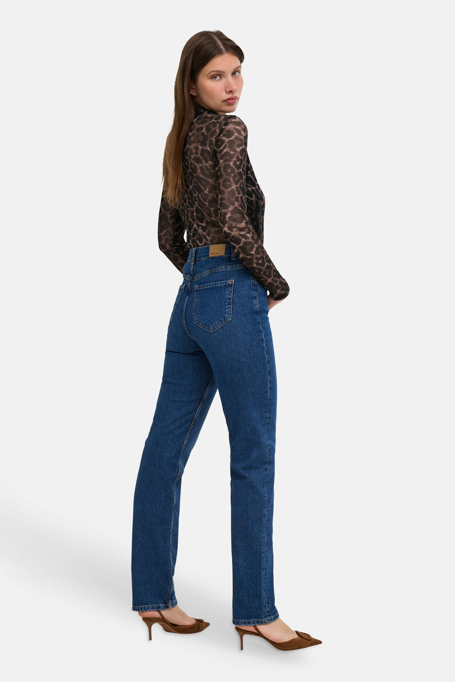 Pull à col roulé ONLY® marron foncé et noir à motif léopard, porté avec un jean bleu.