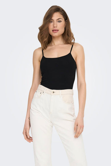 Zwarte top met spaghettibandjes van JDY, gecombineerd met een witte jeans.