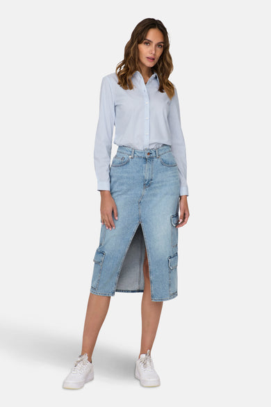 Chemise bleue à manches longues de JDY, associée à une jupe en denim avec fente et poches.