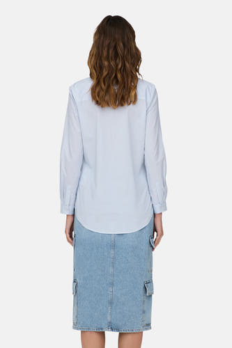 T-shirt bleu rayé à longues manches de JDY, associé à une veste en jean bleu clair.