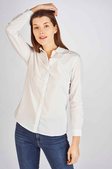 Witte blouse van JDY, gedragen met donkere spijkerbroek en lange mouwen.
