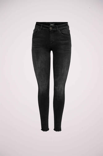 Zwarte skinny jeans van ONLY met een vervaagde wassing en gerafelde zoom.