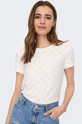 Wit T-shirt met korte mouwen van JDY, met broderie details en blauwe jeans.
