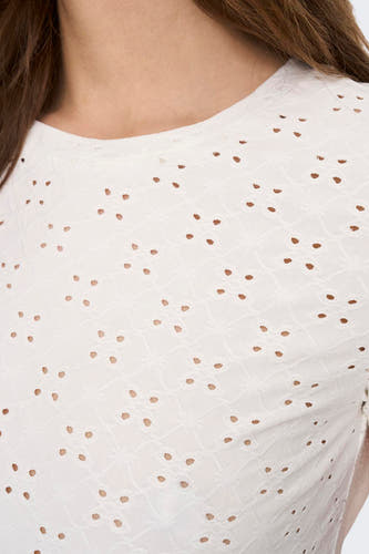 Wit T-shirt van JDY, met een ajourpatroon en korte mouwen.
