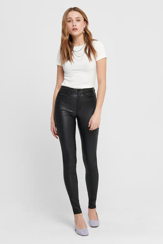 Pantalon noir de ONLY, associé à un T-shirt blanc et des chaînes d'argent.
