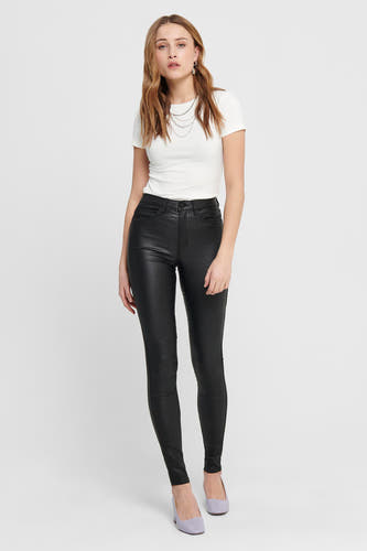 Pantalon noir de ONLY, avec un fini brillant, porté avec une chemise blanche et des chaînes d'argent.