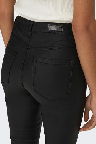 Pantalon noir de ONLY, avec poches et une étiquette de marque à l'arrière, vu de dos.