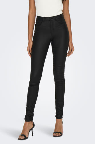 Pantalon noir de ONLY, porté avec une chemise blanche et des sandales noires à talon.