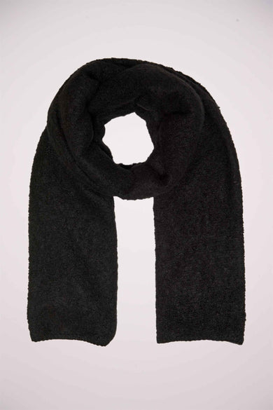 Chapeau d'hiver noir de ONLY avec une texture grossière.
