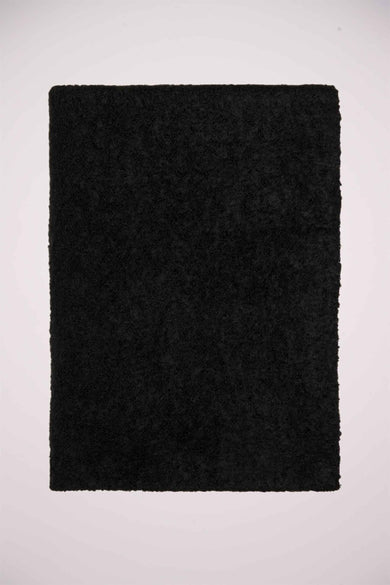 Chapeau d'hiver noir de ONLY, avec une texture grossière et cotonneuse et un format rectangulaire.