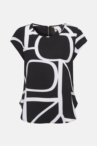 Zwarte blouse met korte mouwen van ONLY, met een opvallend wit patroon.
