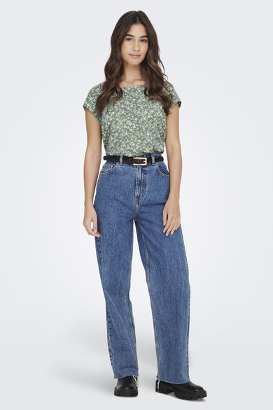 Blouse multicolore à manches courtes de la marque ONLY, imprimé fleuri, portée avec un jean et une ceinture noire.