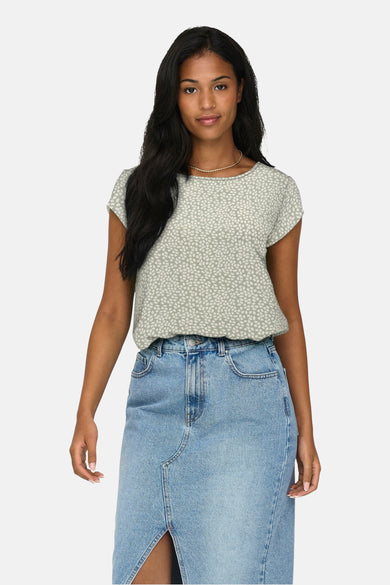 Groene blouse met korte mouwen van ONLY, met een fijn wit patroon en een gouden ketting.

