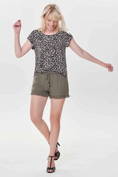 Bruine blouse van ONLY met dierenprint en korte mouwen, gedragen met kaki shorts en zwarte sandalen.
