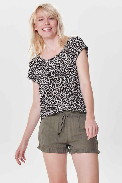 Bruine blouse van ONLY met luipaardprint en korte mouwen.