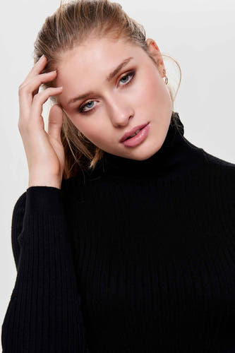 Gilet noir ONLY, avec des rayures et porté par une jeune femme avec des boucles d'oreilles dorées.