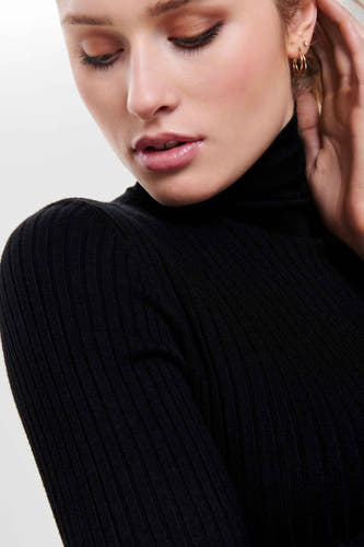 Gilet noir ONLY® en texture côtelée, gros plan.