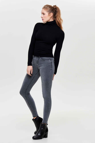 Col rue ONLY ONLY ONLY, avec long long long manées etbre breisée et portée avec des jeans skinny gris et des bottes noires.