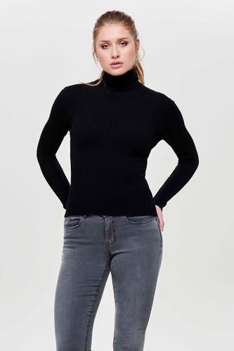 Gilet noir ONLY, avec des manches longues et une texture à fines rayures, associé à des jeans gris.