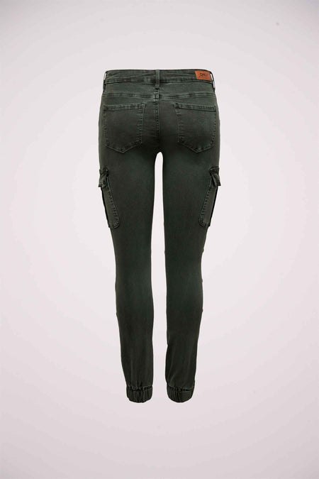 Grijze broek van ONLY met cargozakken en elastische boorden, achterkant.
