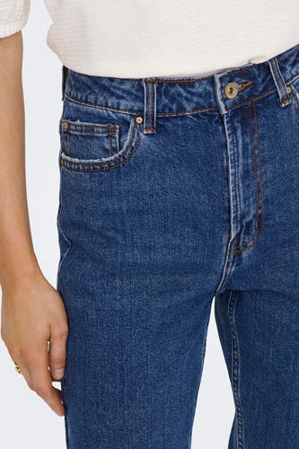 Jean mom bleu marine de denim d'ONLY®, avec des surpiqures brunes et une petite poche.