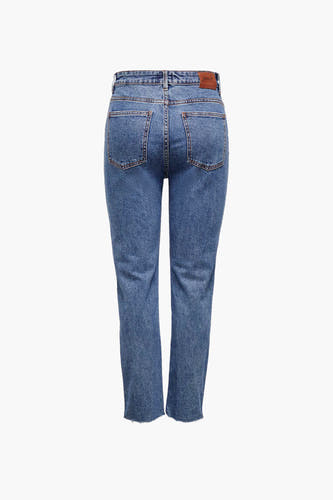 Jean mom bleu marine de ONLY, avec une jambe droite et un ourlet effrangé.