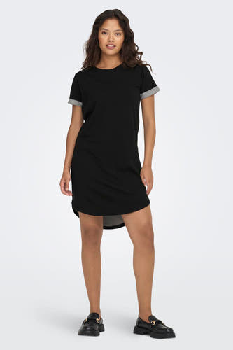 Robe noire à manches courtes de JDY, avec une ligne d'asymétrie et associée à des collants noirs.