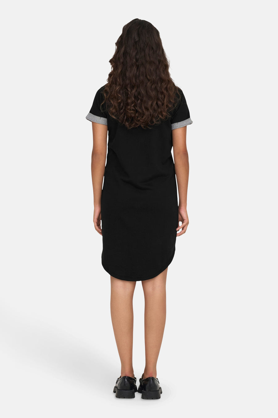 Robe noire à manches courtes de JDY, avec des bordures grises et un col rond à l'avant.