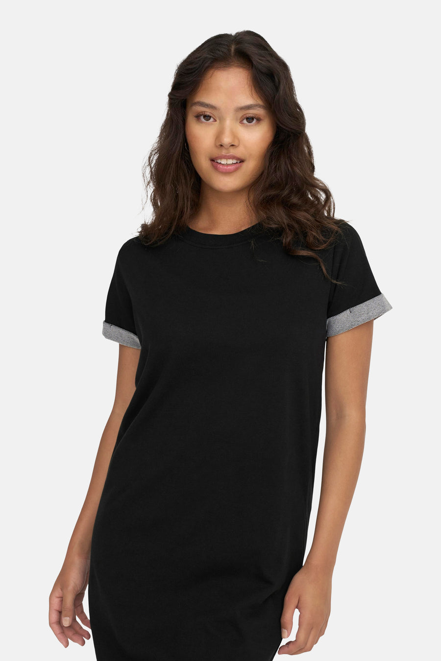 Robe noire à manches courtes de JDY, avec des manches retroussées à motif et une coupe décontractée.