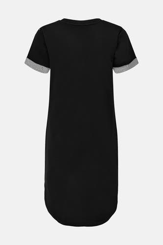 Robe noire à manches courtes de JDY, avec des manchettes grises contrastantes et un col rond.