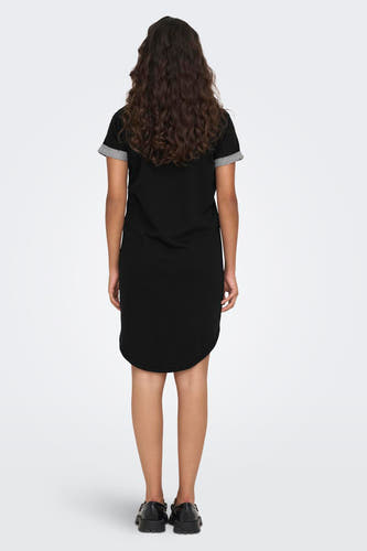 Robe noire de JDY, vue de derrière, avec des manches courtes et des chaussures noires.