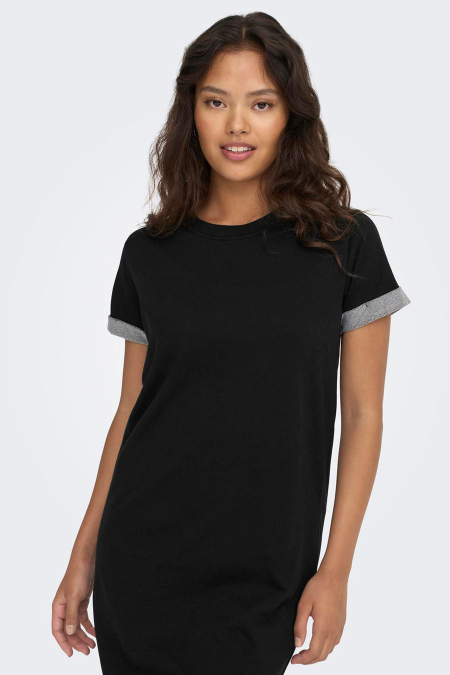 Robe noire à manches courtes de JDY, avec des manches retroussées et un col rond simple.