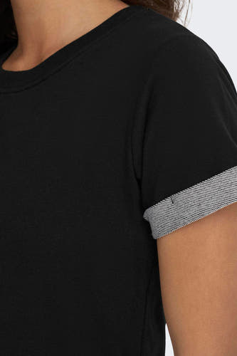 Robe noire à manches courtes de JDY, avec un détail de manche retroussé et une encolure ronde.