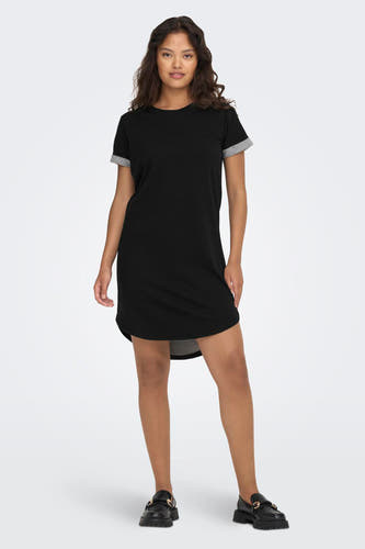 Robe noire à manches courtes de JDY, avec un col rond et des revers gris aux manches.