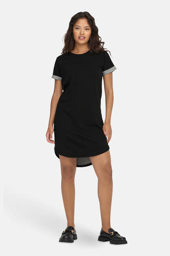 Robe noire de JDY avec des manches courtes et une ceinture grise, portée avec des loafers noirs.