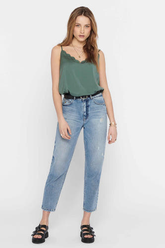 Groene mouwloze blouse van ONLY, gedragen met jeans, riem en sandalen.
