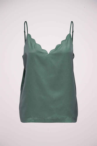 Groene mouwloze blouse van ONLY® met spaghettibandjes en een golvende halslijn.
