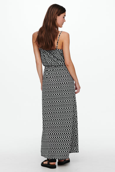 Robe sans manches noire d'ONLY, avec un motif géométrique et portée avec des sandales noires.