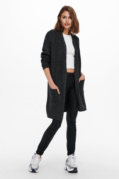 Grijs vest van ONLY®, met lange mouwen en zakken, gecombineerd met een witte top en zwarte broek.
