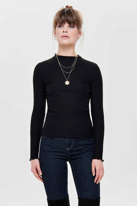 Zwarte trui met lange mouwen van ONLY, gedragen met een gouden ketting en donkere jeans.
