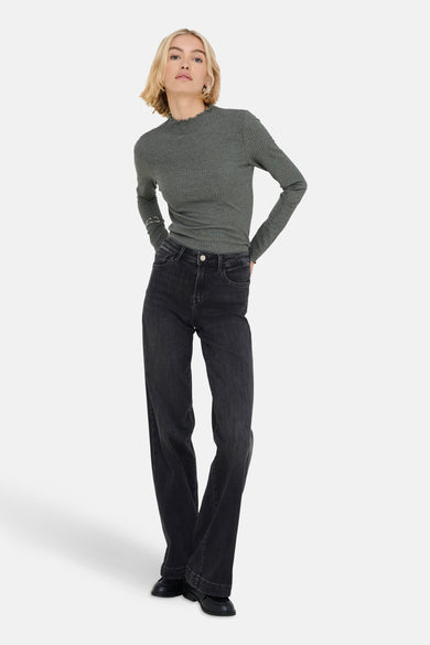 Grijze trui met ronde hals van ONLY, gedragen met donkere jeans en zwarte schoenen.
